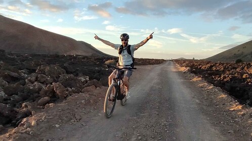 Guided 4-hour ebike tour among the volcanoes of Lanzarote