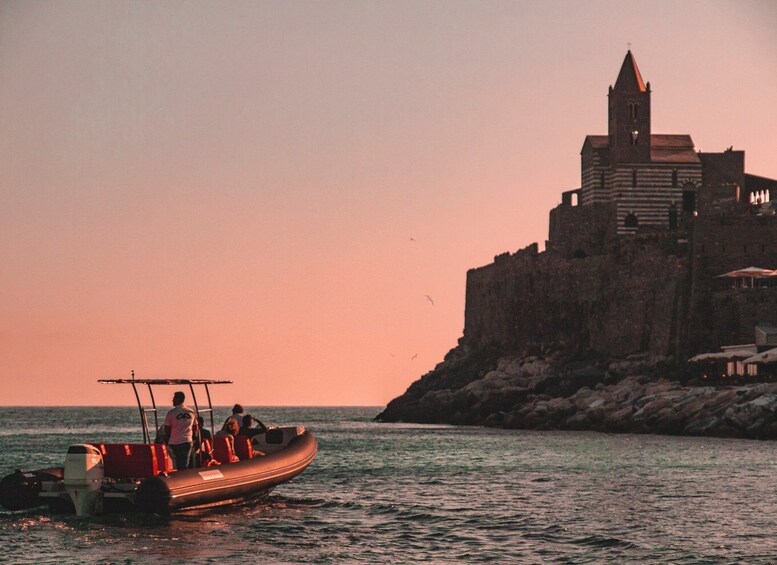 Cinque Terre: Sunset Boat Tour with Appetizers & Drinks