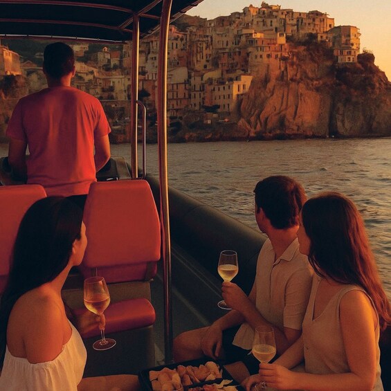 La Spezia: Cinque Terre Sunset Boat Tour with Appetizers