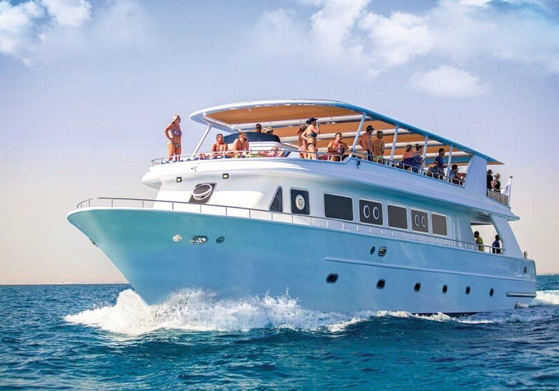 Cairo: Premium Yacht Cruise & lunch with optional pickup