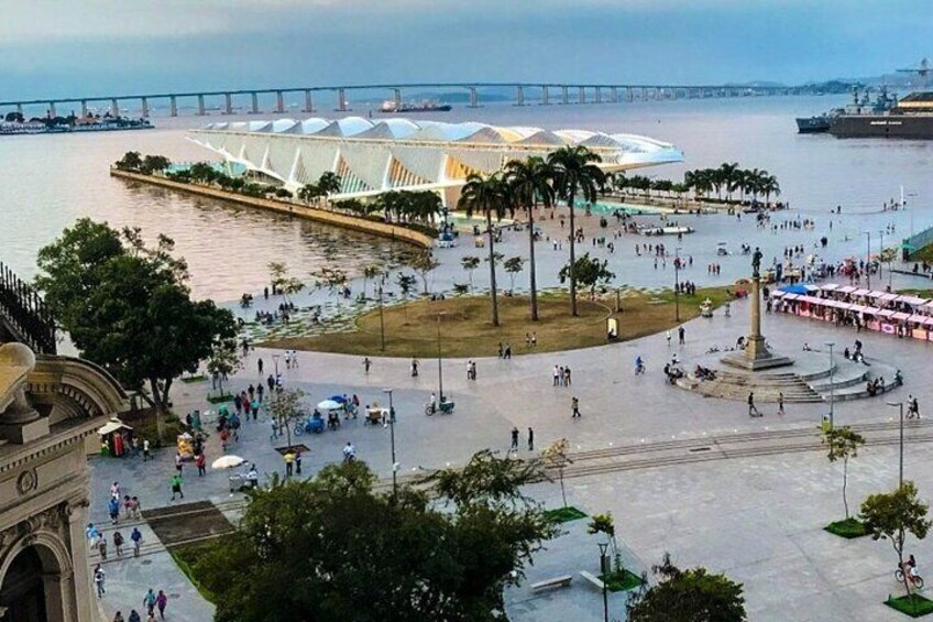 Boulevard Olímpico with Museum of Tomorrow in the background.