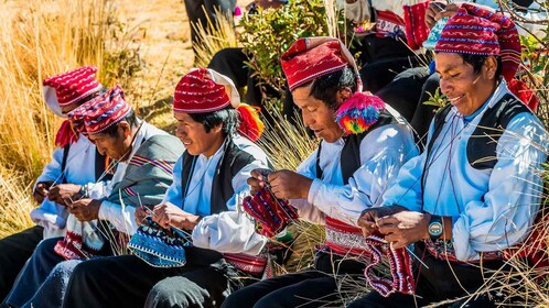 Vanuit Puno: Uros en Taquile Eilanden Hele Dag Tour met Lunch