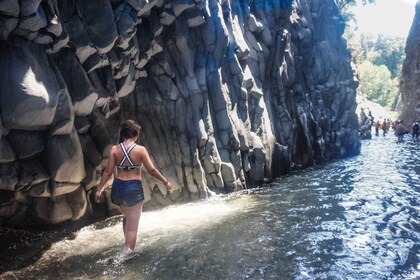 Desde Catania: excursión de un día al monte Etna y a las gargantas de Alcán...