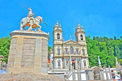 Guimarães: Guided Day Tour with Lunch and Drinks