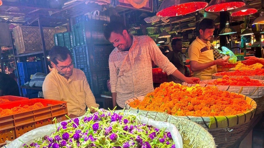 Mumbai by Dawn: Market Tour of Flowers, Fish, and More