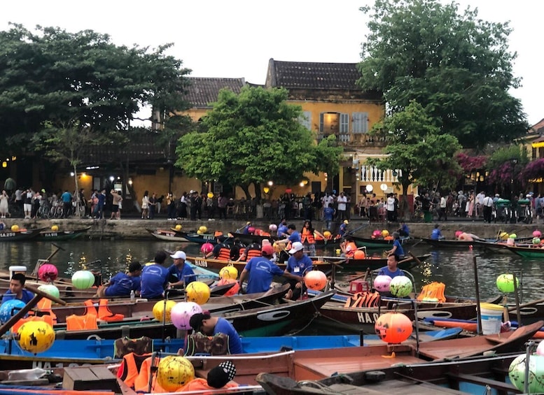 Picture 7 for Activity Night Boat Trip and Floating Lantern on Hoai River Hoi An