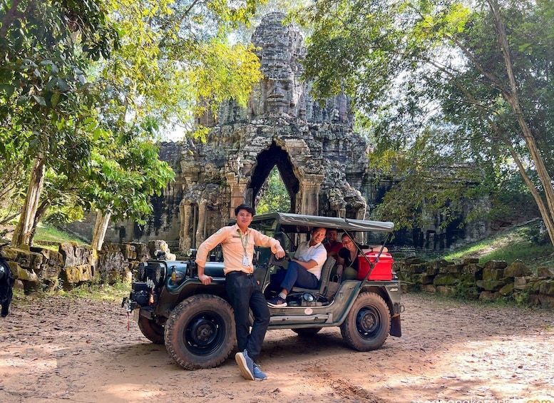 Siem Reap: Angkor Wat Sunrise and Market Tour by Jeep