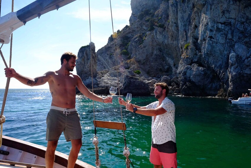 Sesimbra: Cliffs, Bays & Beaches Aboard a Traditional Boat