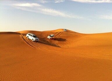 Ørken-dune-bashing om aftenen i 4*4-køretøj