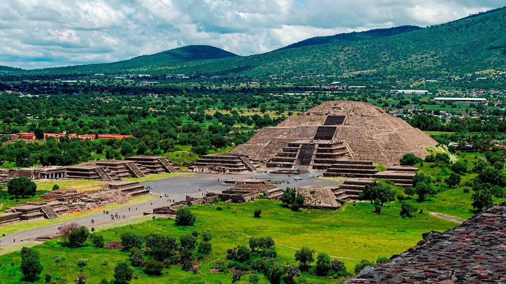 Mexico City: Teotihuacan Tour, Cave Restaurant & Basilica