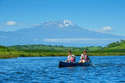 Kanoën op het meer van Arusha Duluth