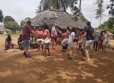 Diani: Giriama-Tanzshow und Dorftour