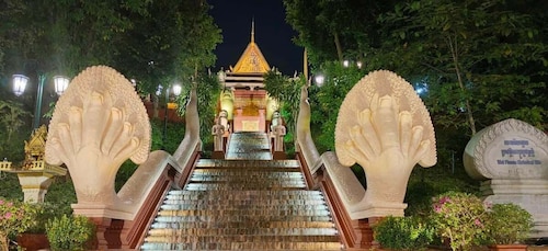 Phnom Penh: City Sights Evening Tour by Tuk Tuk