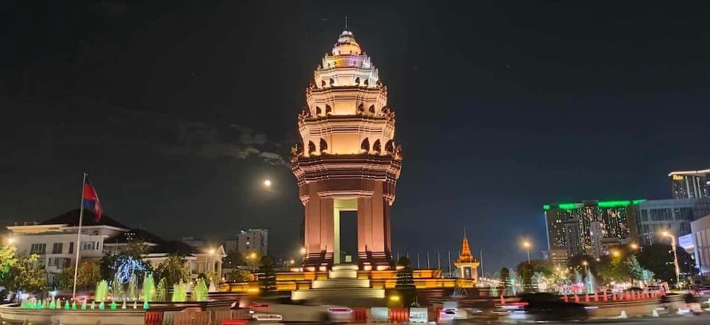 Phnom Penh: City Sights Evening Tour by Tuk Tuk