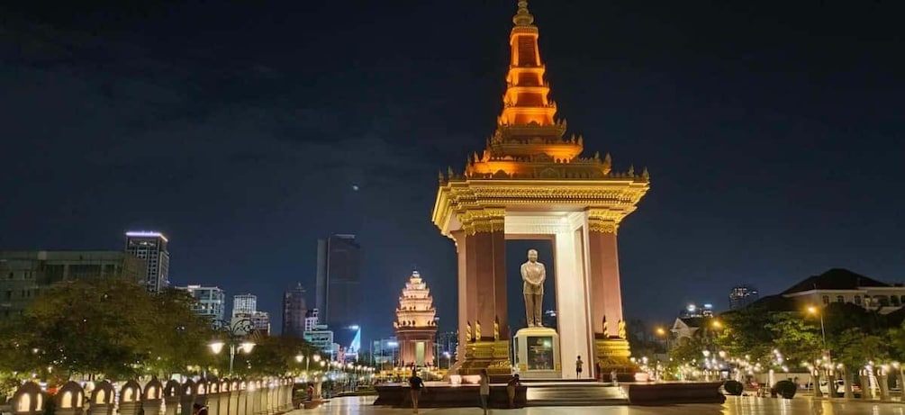 Picture 2 for Activity Phnom Penh: City Sights Evening Tour by Tuk Tuk