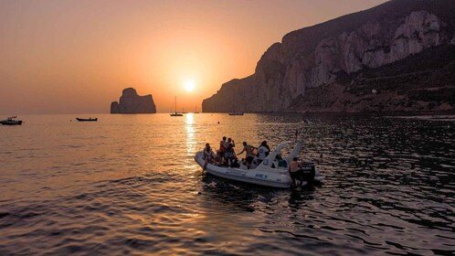 Von Cala Domestica: Bootstour bei Sonnenuntergang nach Porto Flavia