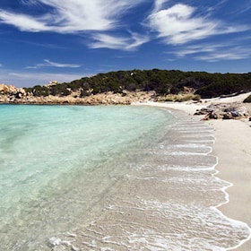 Cannigione: Excursión privada en lancha a Caprera con submarinismo