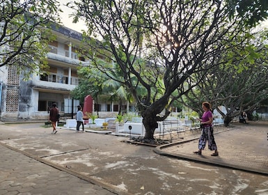 Phnom Penh: City Tour with S21 and Killing Fields