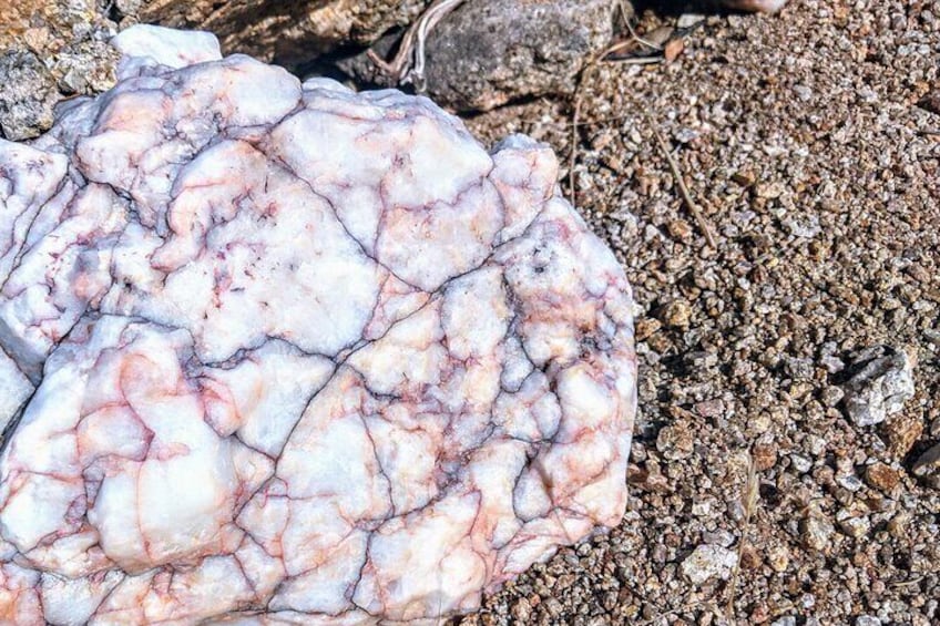 Quartz boulder with viens