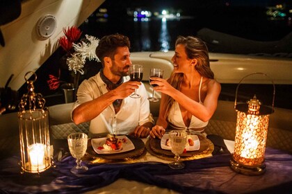 Cena romántica con todo incluido a bordo de un lujoso yate