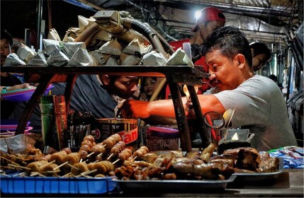 Yogyakarta : Promenade nocturne et dégustation de cuisine de rue excursion