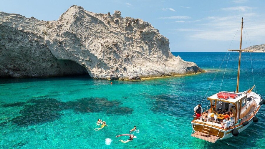 Semiprivate kaiki cruise to Antiparos & Despotiko with lunch