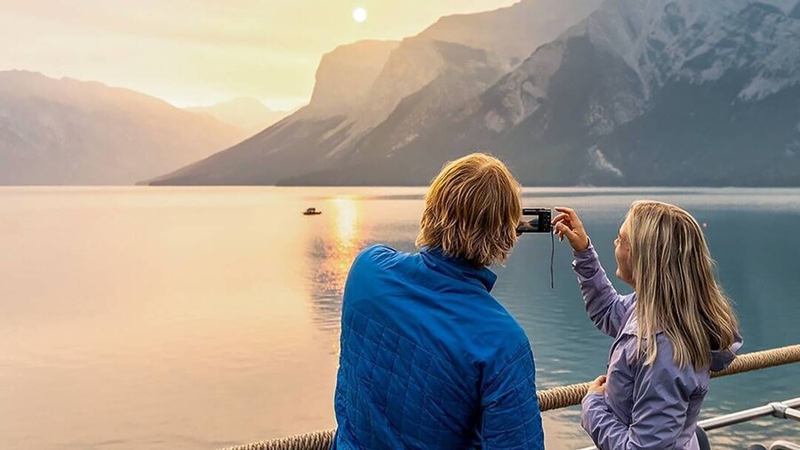 Lake Louise: Double Decker Shuttle to Moraine & Lake Louise