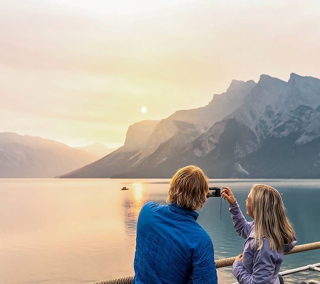 Lake Louise: Double Decker Shuttle to Moraine & Lake Louise