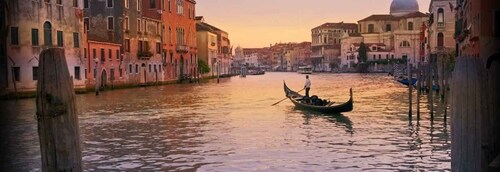 Venezia: Gondoltur i solnedgang og guidet spasertur