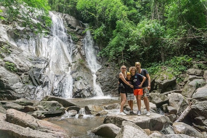 Chiang Mai: Jungle en waterval trektocht met gids en transfer