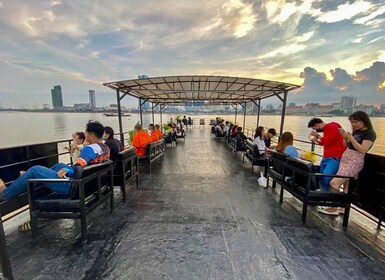 Phnom Penh: Crucero por el río Mekong al atardecer y paseo en Tuk Tuk