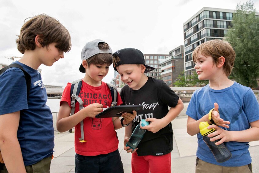 Picture 1 for Activity Düsseldorf: City Exploration Game for Kids with Geolino