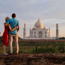 From Delhi: Taj Mahal Day Trip by Fast Train All-Inclusive