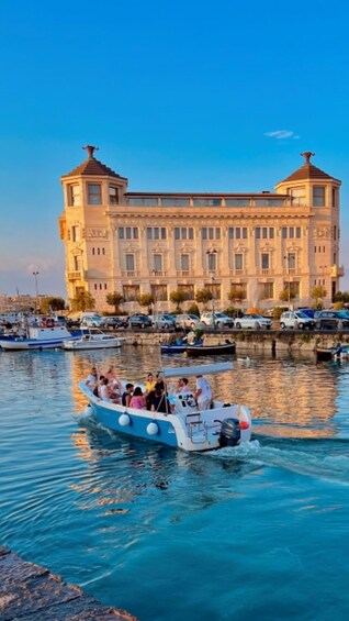 Syracuse: Ortigia Island & Sea Caves Boat Trip with Prosecco