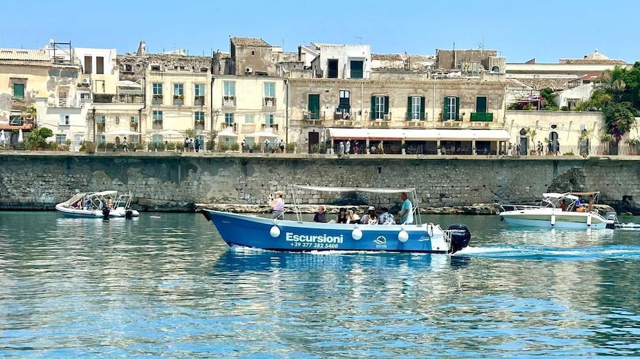 Syracuse: Ortigia Island and Sea Caves Boat Tour with Drinks