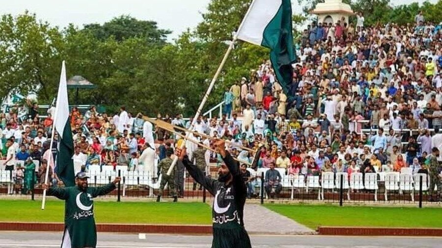 Private & Guided: Wagah Border, Walled City & Lahore Fort Full Day Tour