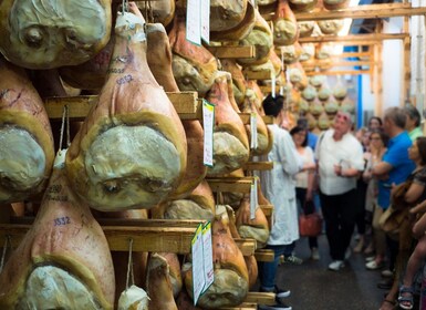 Von Bologna aus: Besichtigung und Verkostung der Parma-Käse- und Schinkenfa...