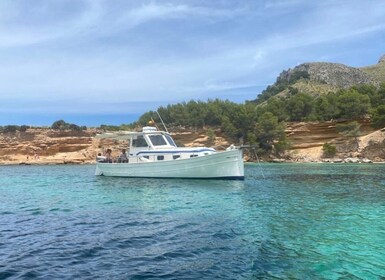 Alcudia: Paseo en Barco Tradicional de Madera con Snorkel