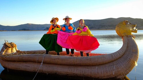 Von Puno aus: Ganztagestour Uros & Taquile Inseln Luxusboot