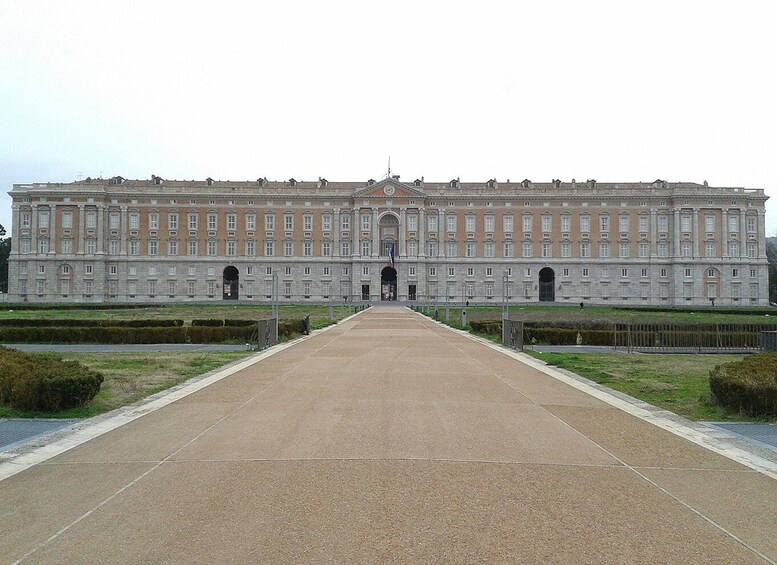 Time travel : Royal Palace of Caserta and gladiators