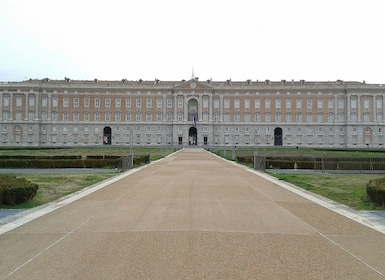 Time travel : Royal Palace of Caserta and gladiators