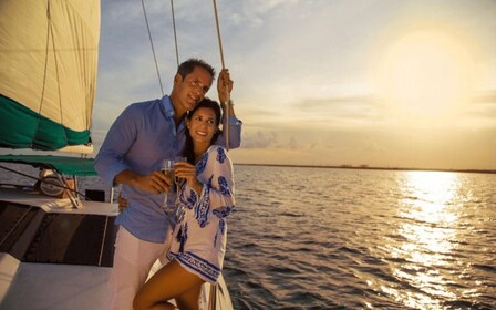 Experiencia romántica privada en velero al atardecer