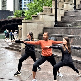 Jalan-jalan Yoga di Sungai Chicago