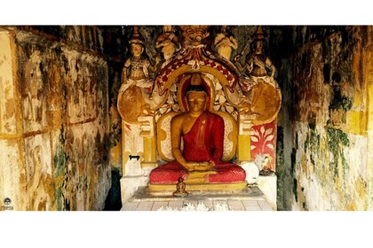 Tempel-Dreiklang von Kandy: Embekke, Lankathilaka, Gadaladeniya