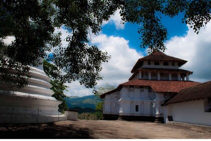 Tríada del templo de Kandy: Embekke, Lankathilaka, Gadaladeniya