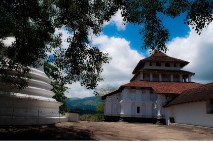 Temple Triad จาก Kandy: Embekke, Lankathilaka, Gadaladeniya