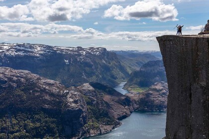 Stavanger: Preikestolen Classic Hike and Side Trail