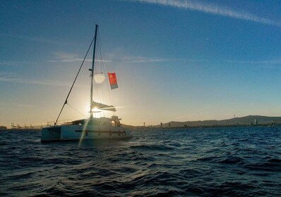 Barcelona: Katamaran-oplevelse ved solnedgang med valgfri middag