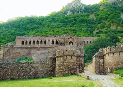 Dagtocht met gids naar Abhaneri & het spookachtige Bhangarh vanuit Jaipur