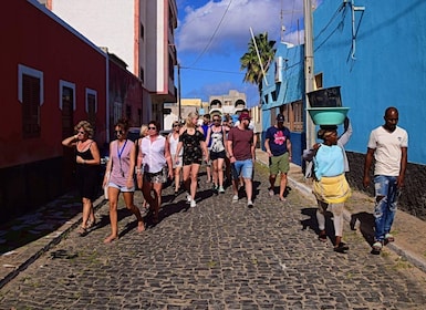 Santa Maria: Local Markets and Street Art Walking Tour